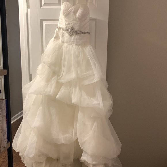 Oleg Cassini wedding dress. No alterations. Beautiful detail on the bodice - Picture 2 of 2